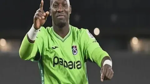 “揭秘更衣室内幕：新老携手，责任共担非老将独扛！”